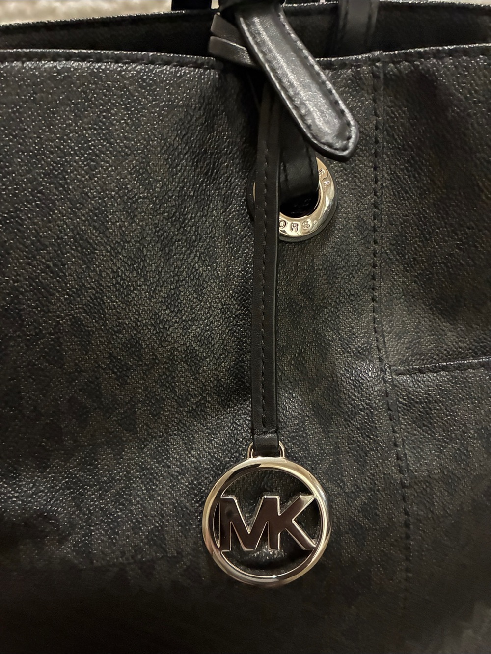 Michael Kors Black Logo Jet Set tote with MK Charm and Side Pockets - Picture 4 of 10